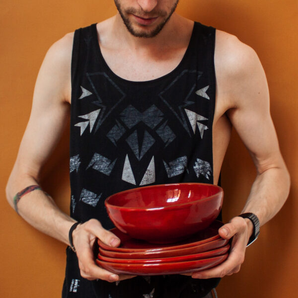 Набор керамической посуды красного цвета