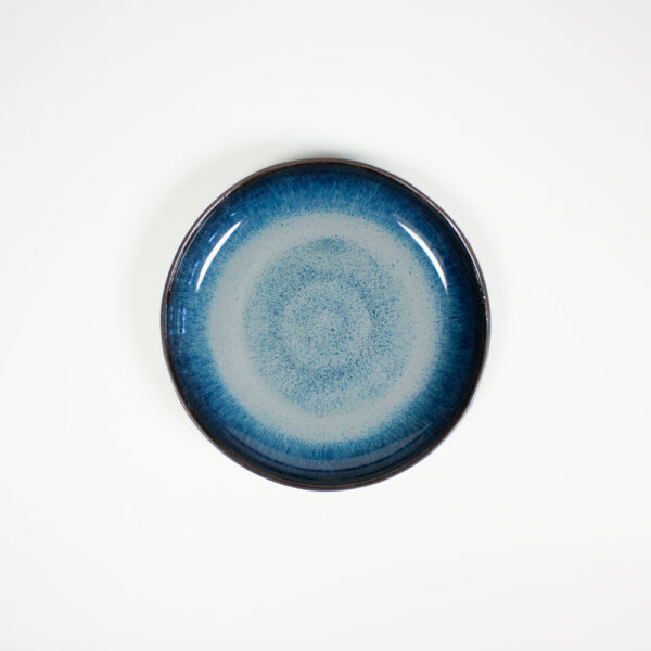 Синяя тарелка из керамики