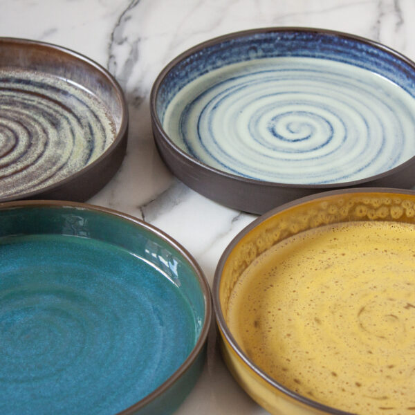Цветная тарелка из керамики