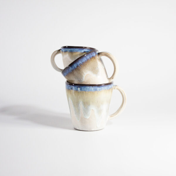 Цветная чашка из керамики