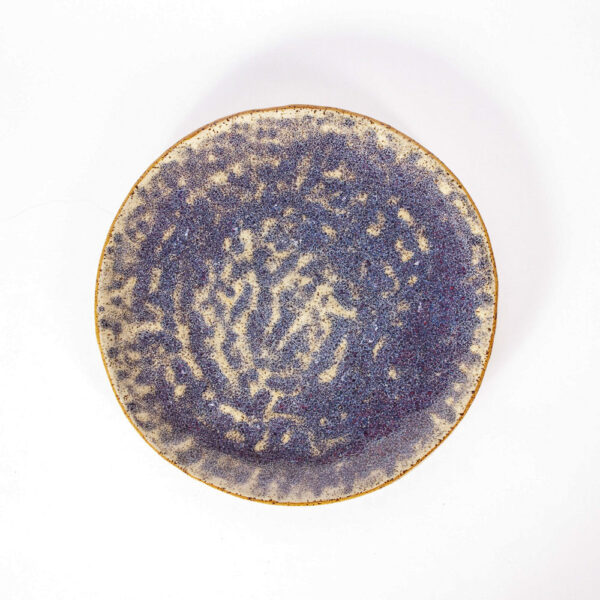 Синяя тарелка из керамики