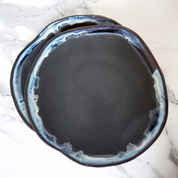 Черная Тарелка круглая из каменной керамики Этно Пантера