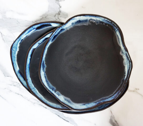 Черная Тарелка круглая из каменной керамики Этно Пантера