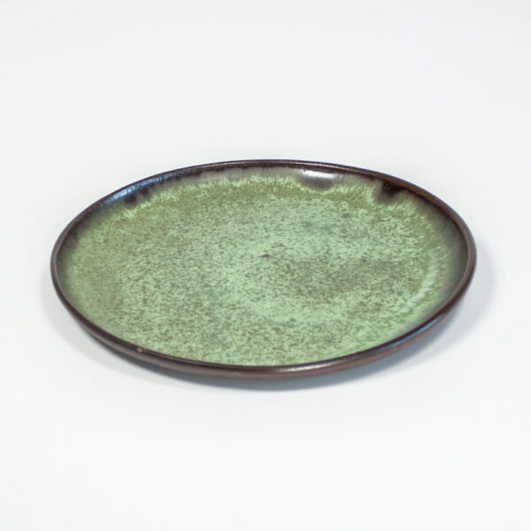 Зеленая тарелка из керамики