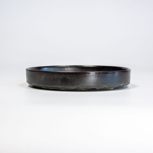 Черная тарелка из керамики