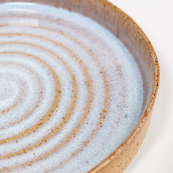Белая тарелка из керамики