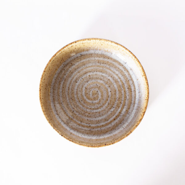 Тарелка с бортами из керамики