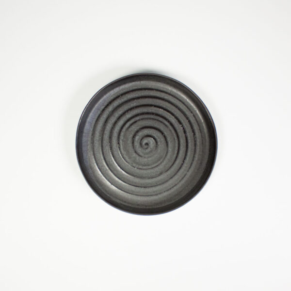Черная тарелка из керамики