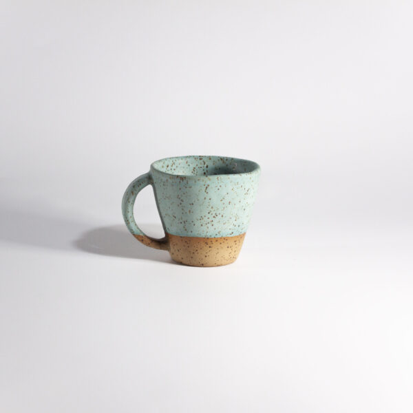 Зеленая чашка из керамики