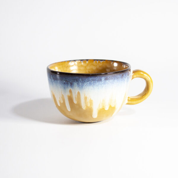 Разноцветная чашка из керамики