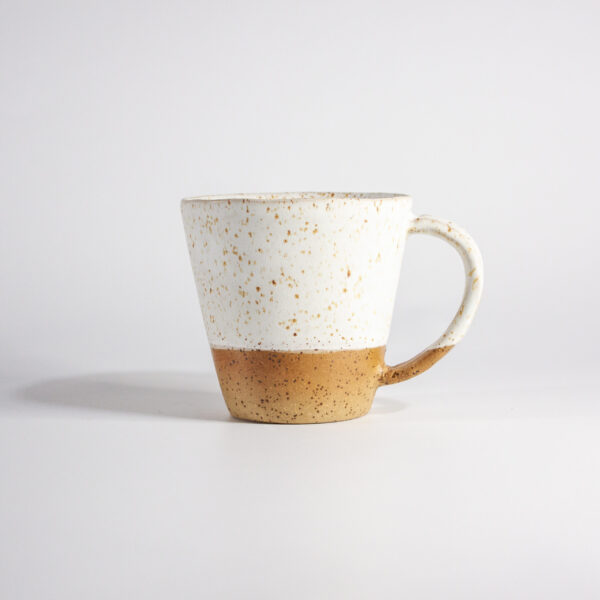 Белая чашка из керамики