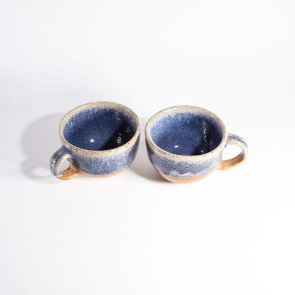 Синяя чашка из керамики