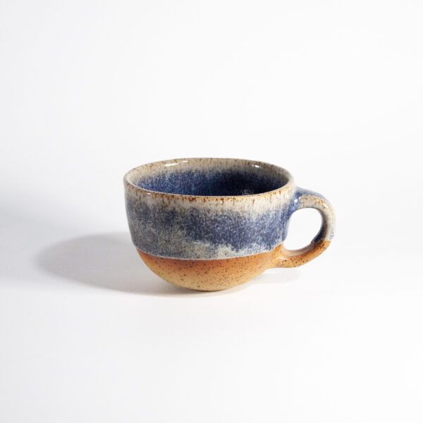 Синяя чашка из керамики