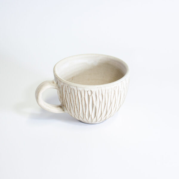 Бежевая чашка из керамики
