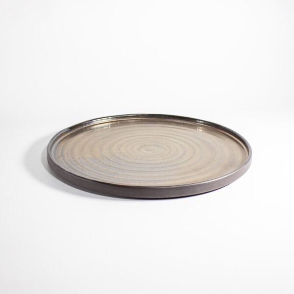 Круглая тарелка из керамики