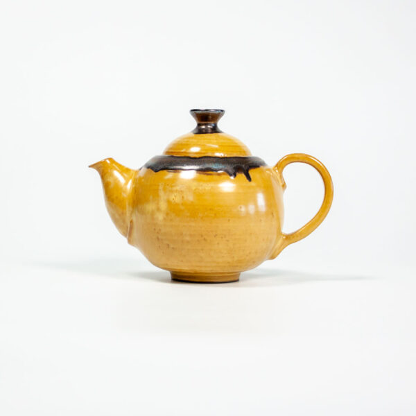 Чайник из керамики желтый
