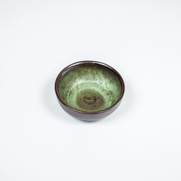 Зеленая тарелка из керамики